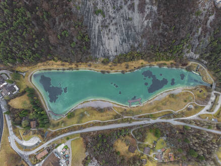 Luftaufnahme des Nembia-Sees in San Lorenzo Dorsino, Trentino, Italien. - AAEF29260