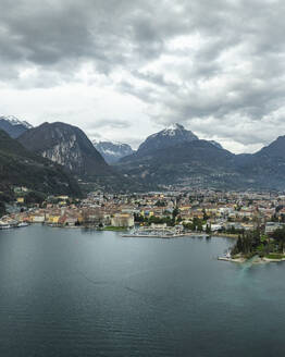 Luftaufnahme des Gardasees mit malerischem Stadtbild, Riva del Garda, Trentino, Italien. - AAEF29265