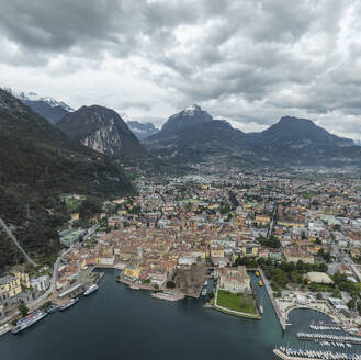 Luftaufnahme von Riva del Garda am Ufer des Gardasees, Trentino, Italien. - AAEF29267