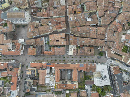 Luftaufnahme der charmanten Altstadt von Riva del Garda, Gardasee, Trentino, Italien. - AAEF29277