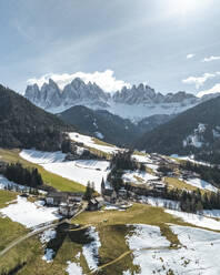 Luftaufnahme von Val di Funes mit der Kirche Santa Maddalena und der Furchettas-Spitze, Naturpark Puez-Geisler, Südtirol, Italien. - AAEF29288