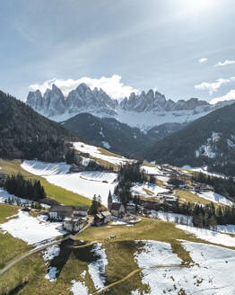 Luftaufnahme von Val di Funes mit der Kirche Santa Maddalena und der Furchettas-Spitze, Naturpark Puez-Geisler, Südtirol, Italien. - AAEF29288