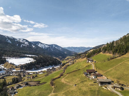 Luftaufnahme von Val di Funes in den Dolomiten, Südtirol, Italien. - AAEF29289