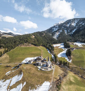 Luftaufnahme von Val di Funes mit wunderschönen Dolomiten, üppigen Wäldern und der Kirche Santa Maddalena, Südtirol, Italien. - AAEF29291