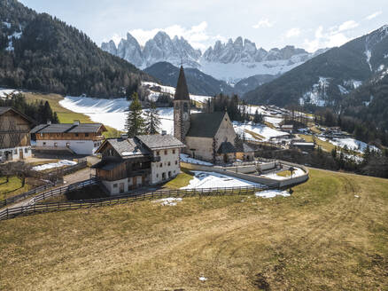 Luftaufnahme von Val di Funes mit der Kirche Santa Maddalena, Villnoss, Südtirol, Italien. - AAEF29293