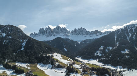 Luftaufnahme des Val di Funes im Winter mit schneebedeckten Alpen, dem Furchettas-Gipfel und dem Naturpark Puez-Geisler, Südtirol, Italien. - AAEF29294