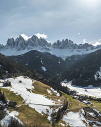 Luftaufnahme von Val di Funes, Dolomiten, Südtirol mit der Furchettas-Spitze im Naturpark Puez-Geisler, Italien. - AAEF29295