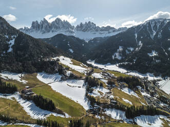Luftaufnahme von Val di Funes in den Dolomiten, Südtirol, Italien. - AAEF29304