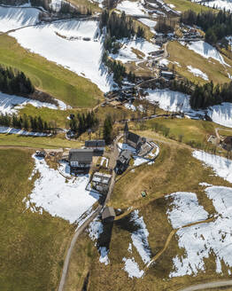 Luftaufnahme von Val di Funes mit der Kirche Santa Maddalena, Villnoss, Südtirol, Italien. - AAEF29305