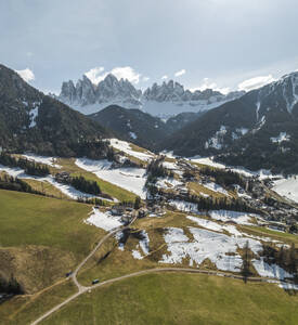 Luftaufnahme von Val di Funes mit schneebedeckten Dolomiten und der Kirche Santa Maddalena, Naturpark Puez-Geisler, Villnoss, Südtirol, Italien. - AAEF29306