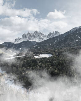 Luftaufnahme von Val di Funes, Dolomiten und Furchettas-Spitze, Naturpark Puez-Geisler, Südtirol, Italien. - AAEF29307