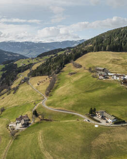 Luftaufnahme von Val di Funes in den Dolomiten, Südtirol, Italien. - AAEF29311