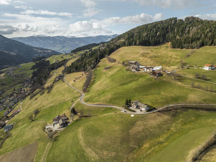 Luftaufnahme von Val di Funes in Südtirol mit sanften Hügeln und einem charmanten Dorf inmitten der Alpen, Villnoss, Italien. - AAEF29312