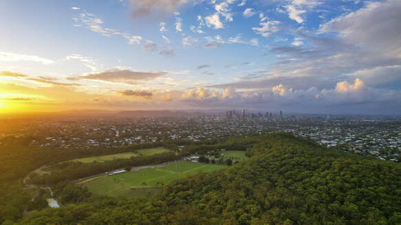 Luftaufnahme einer Drohne vom Whites Hill Reserve bei Sonnenuntergang in der Nähe des Zentrums von Brisbane in Australien. - AAEF29316