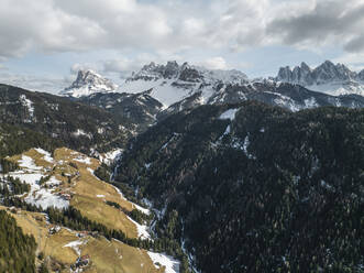 Luftaufnahme von Val di Funes, Alpen, Dolomiten, Südtirol, Brixen, Italien. - AAEF29317