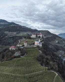 Luftaufnahme des Klosters Sabiona und der Stadt Klausen mit dem schönen Schloss, Klausen, Südtirol, Italien. - AAEF29319