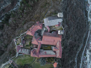 Luftaufnahme der Stadt Klausen, Kloster Sabiona, Südtirol, Italien. - AAEF29324