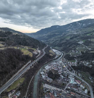 Luftaufnahme der Stadt Klausen in der Dämmerung mit Fluss und Berglandschaft, Südtirol, Italien. - AAEF29328