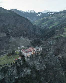 Luftaufnahme von Klausen, Südtirol mit Kloster Sabiona und den Alpen im Hintergrund, Italien. - AAEF29332