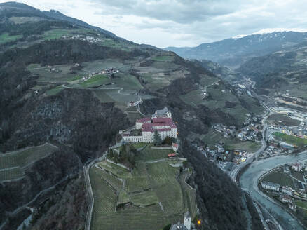 Luftaufnahme des Klosters Sabiona und der charmanten Stadt Klausen, Südtirol, Italien. - AAEF29334