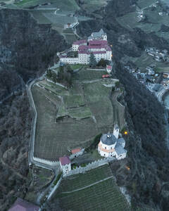 Luftaufnahme der Stadt Klausen mit dem Kloster Sabiona, Klausen, Südtirol, Italien. - AAEF29335