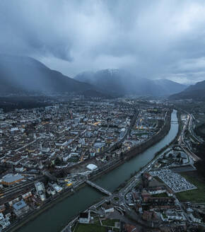 Luftaufnahme des Flusses Etsch in Trient, Trentino, Italien. - AAEF29337