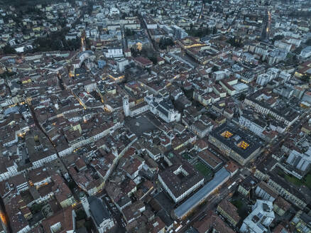 Luftaufnahme der Piazza del Duomo in der Dämmerung, Trient, Trentino, Italien. - AAEF29338