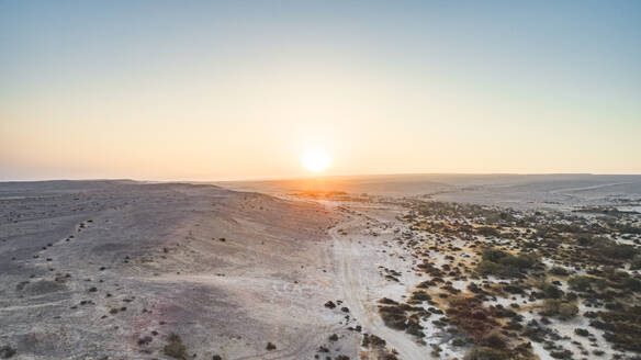 Luftaufnahme der Wüstenlandschaft bei Sonnenuntergang, Southern District, Israel. - AAEF29354