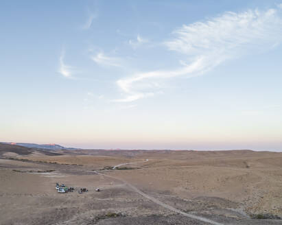 Luftaufnahme einer wunderschönen, trockenen Wüstenlandschaft im südlichen Distrikt, Israel. - AAEF29357