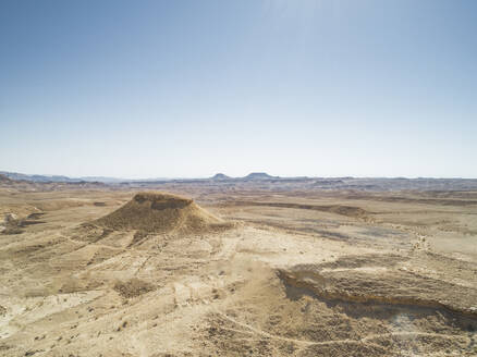 Luftaufnahme einer trockenen Wüstenlandschaft mit hohen Dünen und felsigen Formationen, Südlicher Bezirk, Israel. - AAEF29359