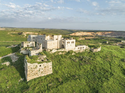 Luftaufnahme des Nationalparks Migdal Tsedek, Rosh HaAyin, Israel. - AAEF29363