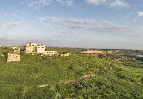 Luftaufnahme des Nationalparks Migdal Tsedek, Rosh HaAyin, Israel. - AAEF29364
