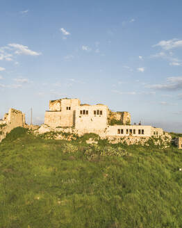 Luftaufnahme der Ruinen des Nationalparks Migdal Tsedek, Rosh HaAyin, Zentralbezirk, Israel. - AAEF29365