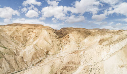 Luftaufnahme der weiten, abgelegenen Wüstenlandschaft Negev, Gouvernement Jericho, Palästina. - AAEF29366