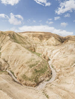 Luftaufnahme einer schönen trockenen Landschaft mit Bergformationen, Israel. - AAEF29368