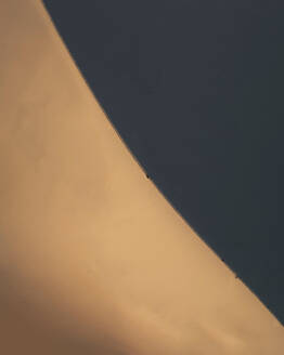 Luftaufnahme einer Person, die auf einer Sanddüne in den Sanddünen der Wüste De Ica läuft, Huacachina, Ica, Peru. - AAEF29374