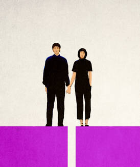Paar hält sich an den Händen und steht auf rosa Blöcken vor weißem Hintergrund - GWAF00538