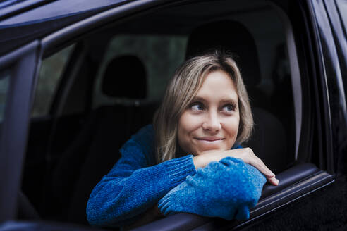 Nachdenkliche Frau im Auto sitzend - EBBF08886