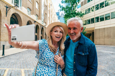 Happy senior couple spending time together in London city. Concepts about seniority, lifestyle and travel - DMDF11326