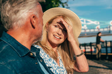 Ein glückliches älteres Ehepaar verbringt seine Zeit in der Londoner Innenstadt. Konzepte zu Alter, Lebensstil und Reisen - DMDF11384