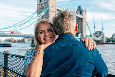 Ein glückliches älteres Ehepaar verbringt seine Zeit in der Londoner Innenstadt. Konzepte zu Alter, Lebensstil und Reisen - DMDF11391