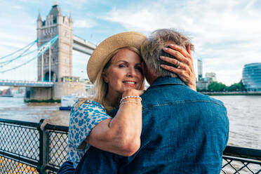 Ein glückliches älteres Ehepaar verbringt seine Zeit in der Londoner Innenstadt. Konzepte zu Alter, Lebensstil und Reisen - DMDF11394