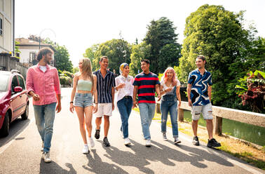 Gruppe multiethnischer Teenager, die Zeit im Freien verbringen und Spaß haben. Konzept über die Generation Z, Lebensstil und Freundschaft - DMDF11415