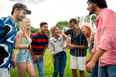 Eine Gruppe multiethnischer Jugendlicher verbringt ihre Zeit bei einem Picknick im Park. Konzept über die Generation Z, Lebensstil und Freundschaft - DMDF11472