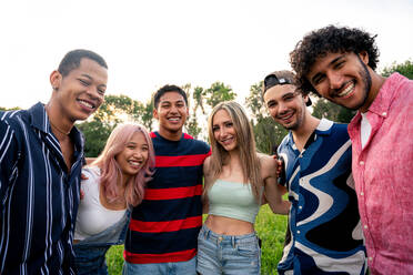 Eine Gruppe multiethnischer Jugendlicher verbringt ihre Zeit bei einem Picknick im Park. Konzept über die Generation Z, Lebensstil und Freundschaft - DMDF11536