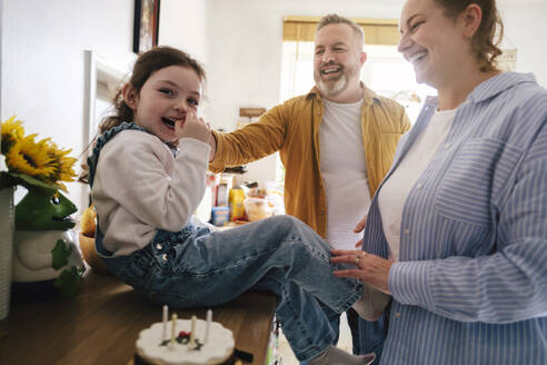 Family at home. London, England. - ASGF05026