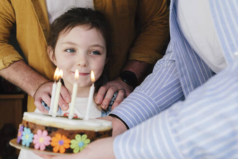 Eltern feiern den Geburtstag ihrer Tochter zu Hause - ASGF05029