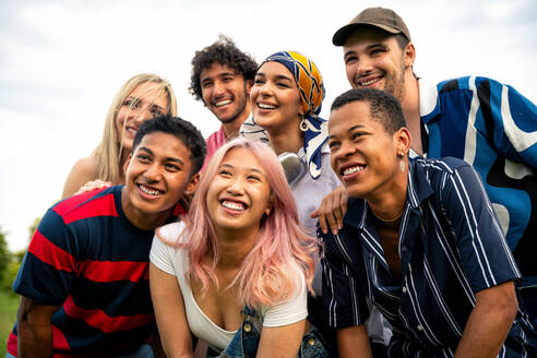 Eine Gruppe multiethnischer Jugendlicher verbringt ihre Zeit bei einem Picknick im Park. Konzept über die Generation Z, Lebensstil und Freundschaft - DMDF11554