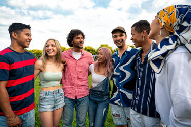 Eine Gruppe multiethnischer Jugendlicher verbringt ihre Zeit bei einem Picknick im Park. Konzept über die Generation Z, Lebensstil und Freundschaft - DMDF11563