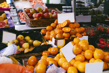Vielfalt an frischem Obst am Marktstand - AMWF02133